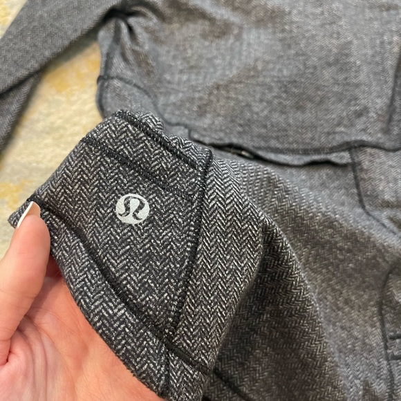 LILULEMON Women’s 1/2 pullover jacket. Gray. Size 4 - Picture 11 of 12